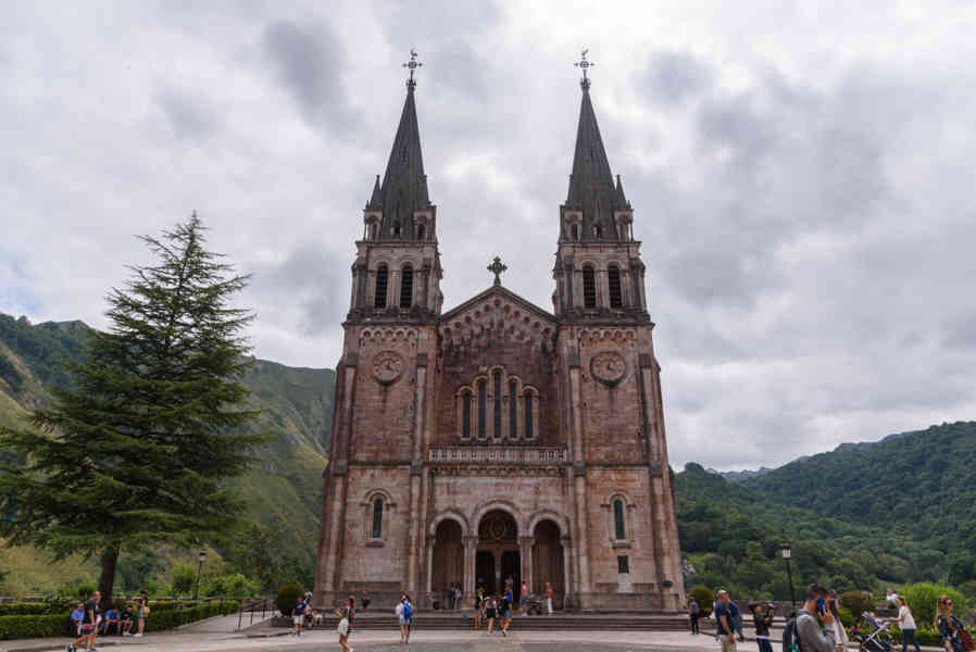 Principado de Asturias 040 - parque nacional de los Picos de Europa - santuario de Covadonga - basílica.jpg